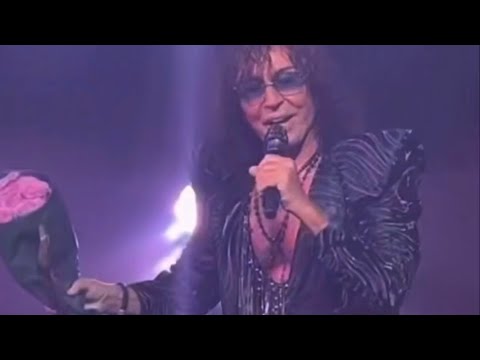 Видео: Леонтьев спел в Париже перед убегантами цвета неба