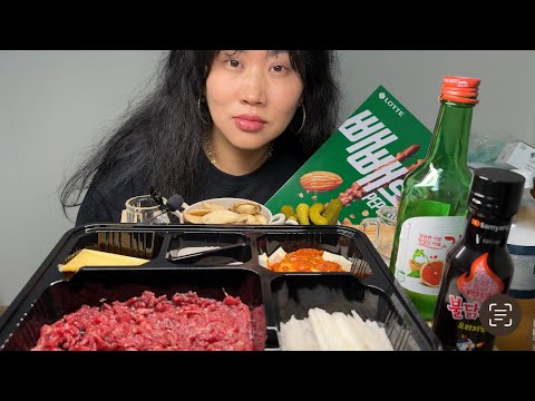 Видео: КОРЕЙСКИЙ МУКБАНГ /СЫРАЯ ГОВЯДИНА 육회 & 빼빼로