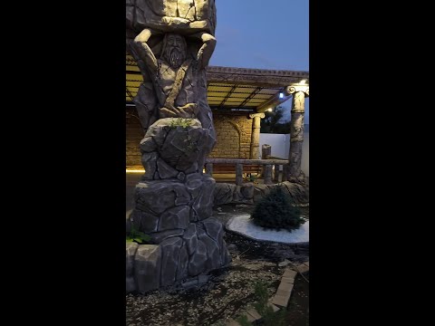 Видео: Обзор усадьбы оформление  декоративные  скалы скульптуры  арт бетон цветочники.  мастер  Коля.