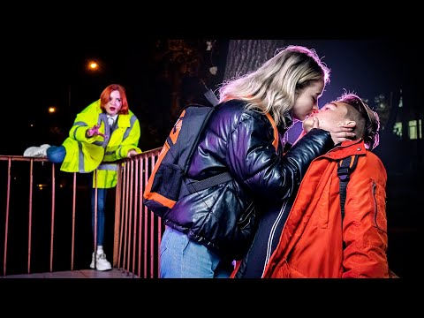Видео: СТАРШЕКЛАССНИЦА ВСКРУЖИЛА ГОЛОВУ КИРИЛЛУ!!!
