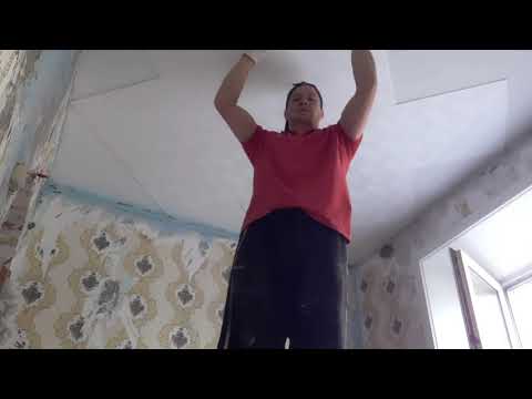 Видео: Поклейка потолочнной плитки