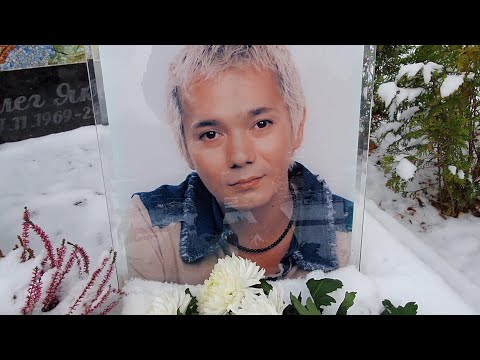 Видео: Олежка Яковлев 🙏 помним ... 18 ноября 2022  / Троекуровское кладбище  / букет белых хризантем