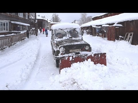 Видео: Чищу двор самодельным отвалом на УАЗ 469.