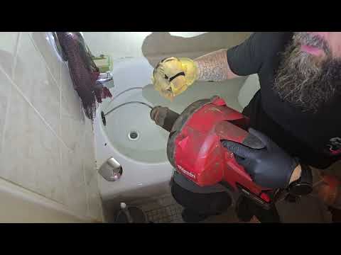 Видео: Другие ребята не смогли починить засорившуюся ванну, поэтому они позвали этого парня.
