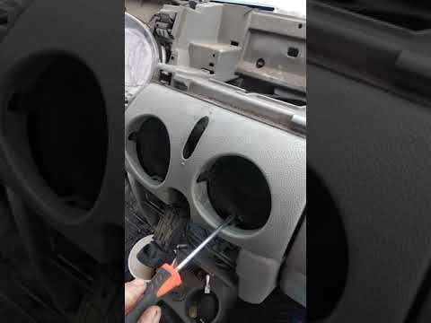 Видео: Renault Kangoo 1.4 ремонт заслонки центральных ветродуев дифлектора