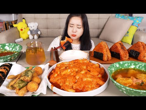Видео: MUKBANG :) пикантный огненный треугольник gimbap | острый сыр Токпокки.