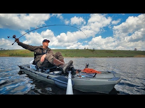 Видео: Первая рыбалка на КАЯКЕ С ПЕДАЛЯМИ! Ловля щуки весной! Каяк Point 65 KingFisher