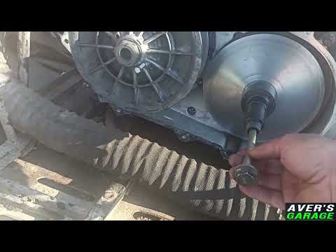 Видео: Как снять ведущий вариатор на квадроцикле? Снимаем вариатор с AVER's GARAGE
