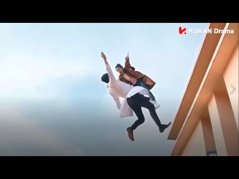 Видео: Чтобы спасти красивого доктора-мужчину, они вместе упали с лестницы.