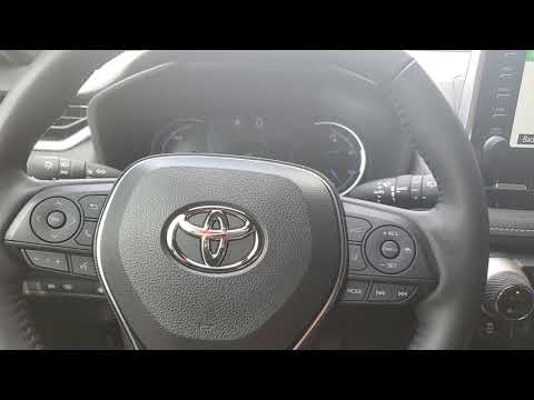 Видео: Активация динамических линий траектории движения задним ходом на Toyota RAV4.