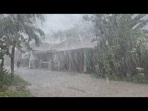 Видео: Сильнейший ливень в истории деревни, сильный ветер и молнии затопили деревню.