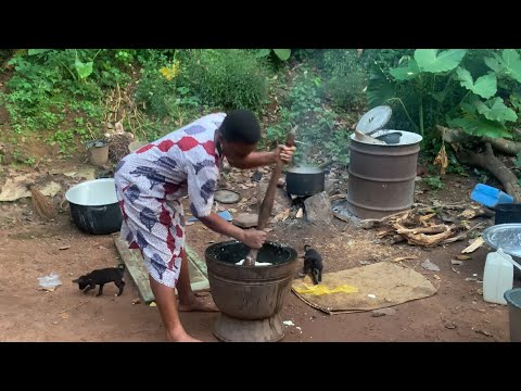 Видео: Жизнь в африканской деревне: семья вместе готовит суп фуфу и онугбу 🍲❤️ на ужин
