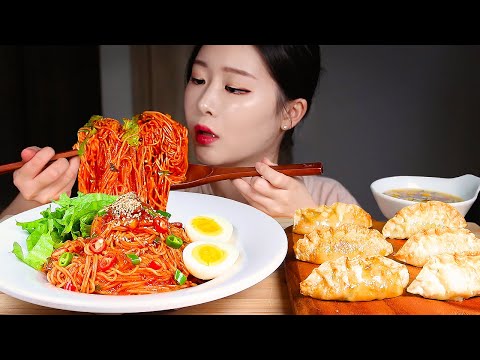 Видео: MUKBANG * Пряная лапша пибим & Хрустящие жареные пельмени ❤️ Корейская еда ASMR Eating Show