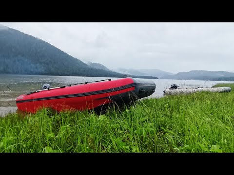 Видео: Прогулка по Телецкому озеру на катамаранах Zvezda