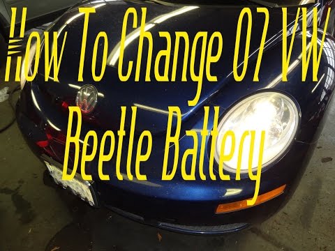 Видео: Как заменить аккумулятор на VW Beetle 2007 года выпуска