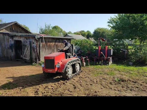 Видео: Гусеничный минитрактор выполняет осенние полевые работы.