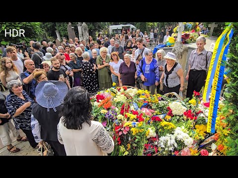 Видео: Львів, похорон Ірини Фаріон 22.07.2024. частина 3. Личаківський цвинтар, квіти на могилі