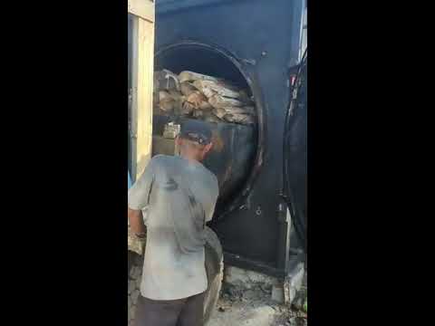 Видео: Углевыжигательная печь и процесс выгрузки и загрузки.