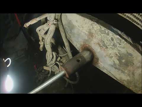 Видео: Демонтаж переднего моста TEREX TLB