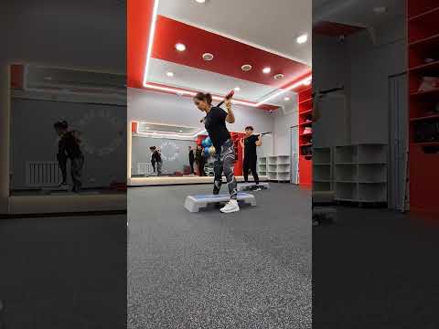 Видео: Жиросжигающая тренировка total body на степах с бодибаром