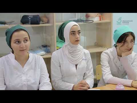 Видео: Техника наложения гипсового лангета при переломе.