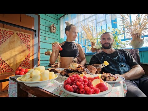 Видео: Молодая семья выбрала жизнь в глуши на краю исчезающей деревни! Счастье в гармонии с природой.