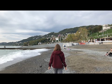Видео: По Сочи и набережной Сириуса до станции Адлер и от Мамайки и пляжа Куба в парк Ривьера