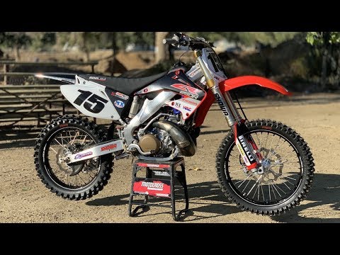 Видео: Проект Honda CR250 2002 года выпуска, двухтактный, заводской уровень, сборка — журнал Motocross A...