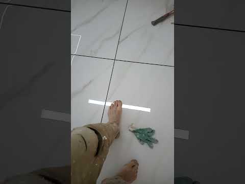Видео: Керамогранит глянцевый, белый , глазурь и белые тапки, рекомендации для заказчиков