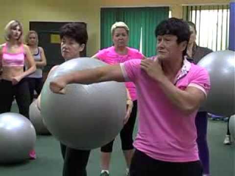 Видео: С ПОМОЩЬЮ ФИТБОЛА СУШИМ РУКИ И СПИНУ