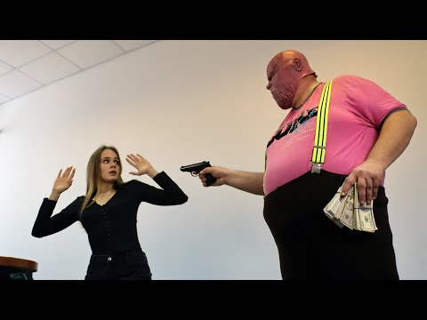 Видео: ДЕВУШКА НАКАЗАЛА ТОЛСТОГО ГРАБИТЕЛЯ С ПИСТОЛЕТОМ | #ПолицияLIVE​ 🔴 21 серия