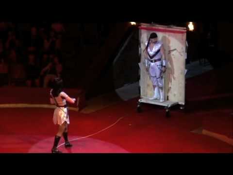 Видео: Метание ножей. Уникальные трюки.