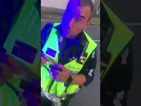 Видео: Полицая Тодор Панайотов вече е променен и не спира коли със сл. очила и златен ланац