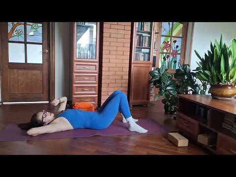 Видео: Женская йога. Укрепление мышц живота 