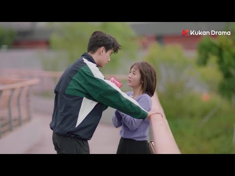 Видео: Он смотрел прямо на героиню, чтобы преследовать ее, заставляя ее испугаться.