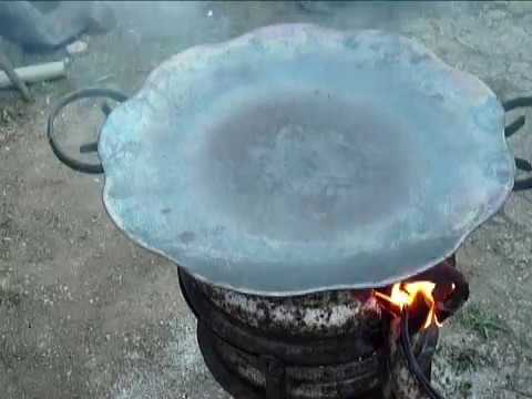 Видео: Обжигаем и прокаливаем сковородку из бороны