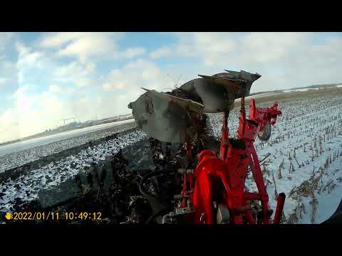 Видео: Зимня оранка кукурудзи, ПЛН на відпочинку Оптікон Мастер оре до останього #winter plowing