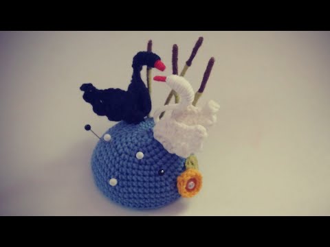 Видео: Игольница крючком. Лебеди на озере. Мастер-класс.