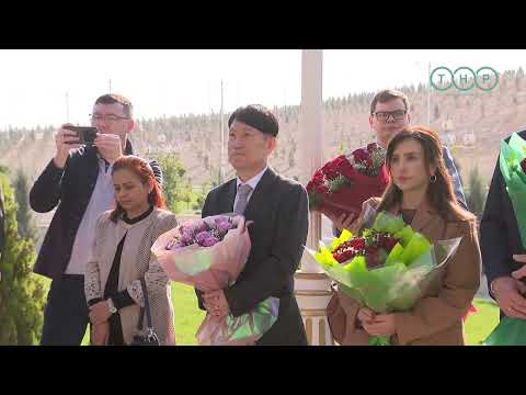 Видео: В Ашхабаде почтили память Фёдора Достоевского возложением цветов к его памятнику