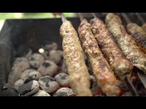 Видео: Люля-кебаб. В блендере или топориками? Курдюк или лук?