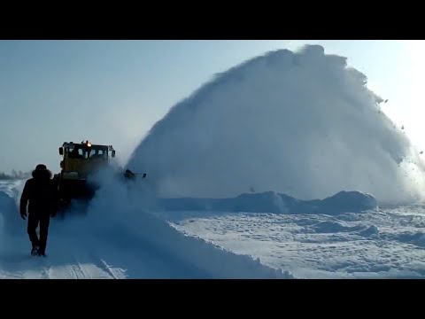 Видео: "Занесённые снегом" чистят улицу от снега РОТОРОМ К-700 (взаимная подписка 2022)