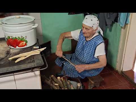 Видео: Бабушка в 88 лет удивляет: она сама готовит и заботится о доме! 🌸