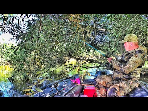 Видео: УЕХАЛ В ГЛУШЬ И...! АЖ ДРОЖЬ ПО ТЕЛУ ОТ ЭТИХ ПАРОВОЗОВ! Рыбалка на донки.