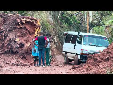 Видео: Обязательно к просмотру: автобус и грузовик застряли в грязи на проволочной ограде в Трелони