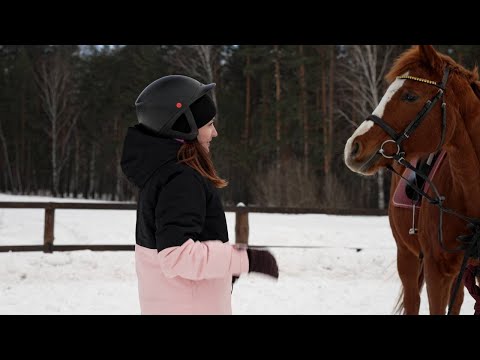 Видео: Конный клуб. Мое первое занятие.