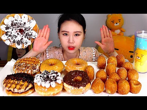 Видео: Krispy Kreme Donuts и Chapssal (клейкий рис) пончики едят звук Mukbang