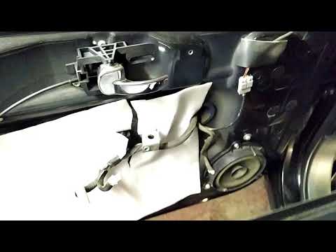 Видео: Nissan QASHQAI (J10) 2011г.в как разобрать переднюю дверь,снять карточку двери, вытащить стекло,.