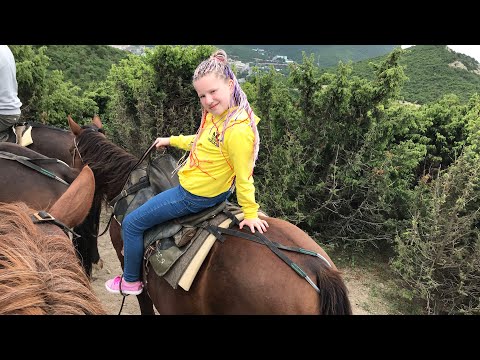 Видео: Алиса первый раз верхом на лошади! Конные прогулки/Horse rides/AlisaSever VLOG