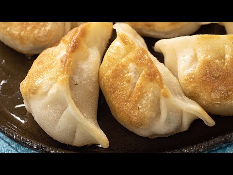 Видео: Жареные пельмени на Максималках!!! Вкуснее не бывает!!! Жарю в сковороде японские Гедза