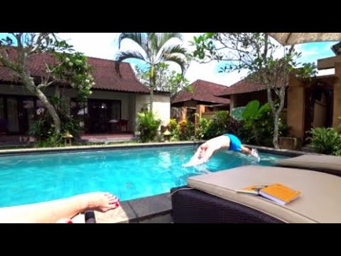 Видео: #3 остров Бали Загораем Купаемся в Бассейне Лес обезьян Убуд